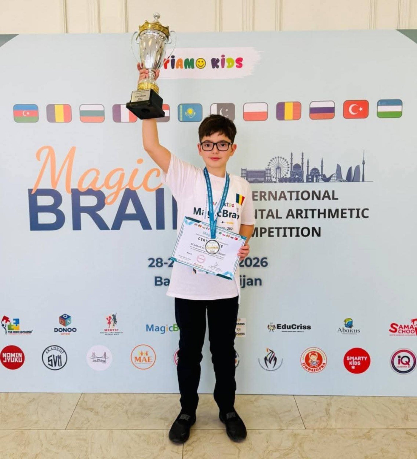 Alex cu trofeul și certificatul unei competiții internaționale