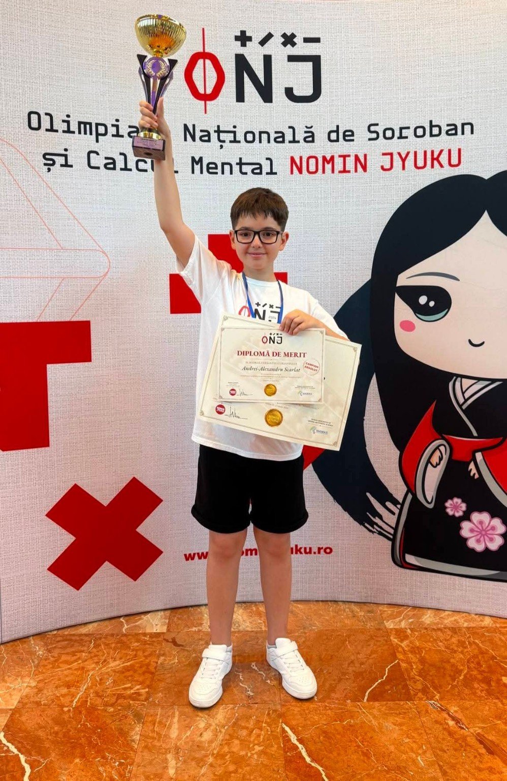 Alex cu trofeul și diploma Nomin Jyuku