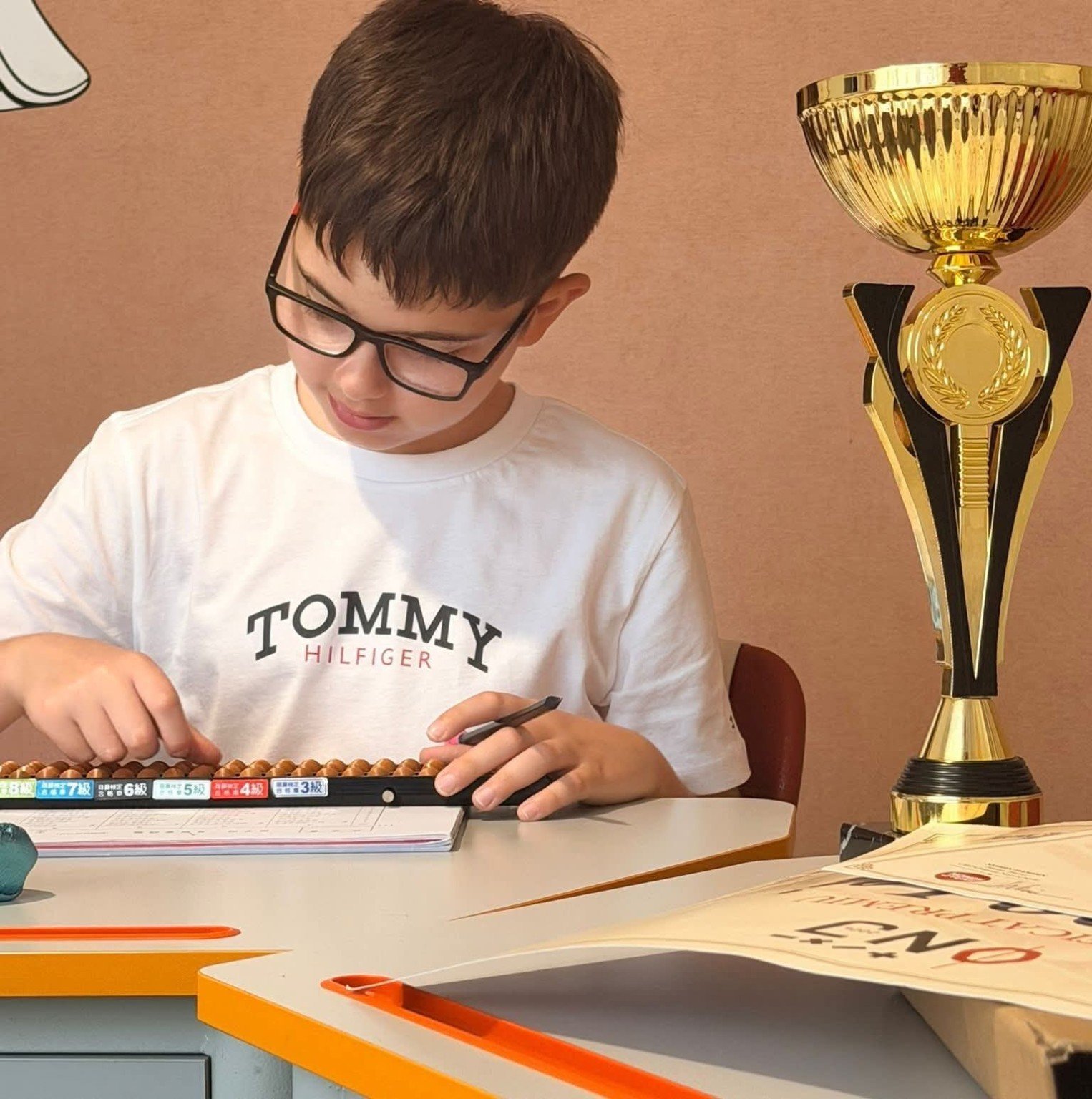 Alex în timpul antrenamentului cu sorobanul