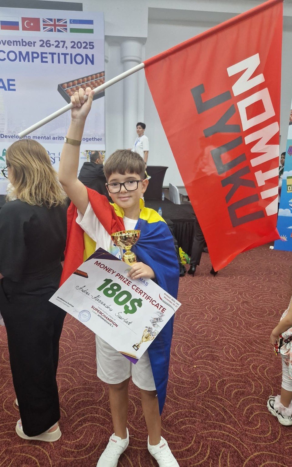 Alex la WAMAS 2025 cu trofeul, premiul și drapelul României